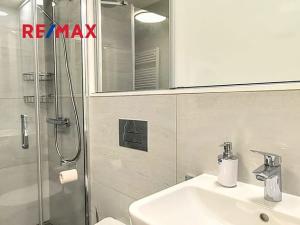 Pronájem bytu 1+kk, Praha - Smíchov, Podbělohorská, 39 m2