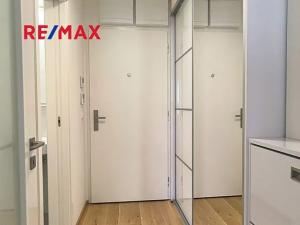 Pronájem bytu 1+kk, Praha - Smíchov, Podbělohorská, 39 m2