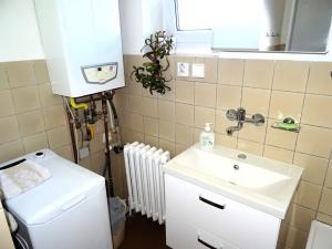 Pronájem bytu 1+1, Praha - Vršovice, 28. pluku, 42 m2