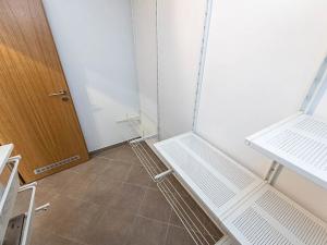 Prodej bytu 1+kk, Praha - Horní Měcholupy, Modenská, 39 m2