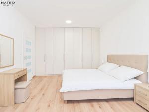Prodej bytu 2+kk, Králův Dvůr, náměstí Míru, 55 m2