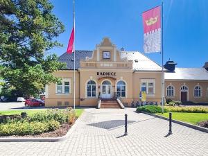 Prodej bytu 2+kk, Králův Dvůr, náměstí Míru, 55 m2
