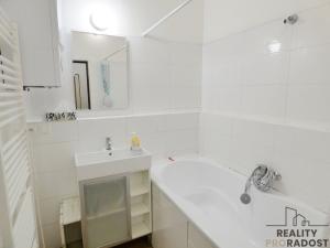 Pronájem bytu 2+kk, Praha - Vršovice, 28. pluku, 54 m2
