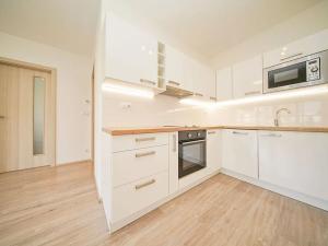 Pronájem bytu 2+kk, Praha - Vysočany, Bassova, 54 m2