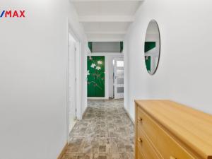 Prodej bytu 3+1, Karlovy Vary - Drahovice, nám. V. Řezáče, 80 m2