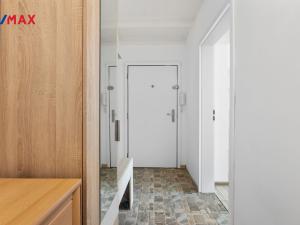Prodej bytu 3+1, Karlovy Vary - Drahovice, nám. V. Řezáče, 80 m2