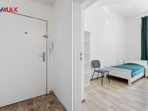 Prodej bytu 3+1, Karlovy Vary - Drahovice, nám. V. Řezáče, 80 m2