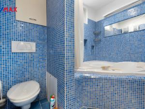 Prodej bytu 3+1, Karlovy Vary - Drahovice, nám. V. Řezáče, 80 m2