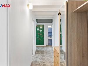 Prodej bytu 3+1, Karlovy Vary - Drahovice, nám. V. Řezáče, 80 m2