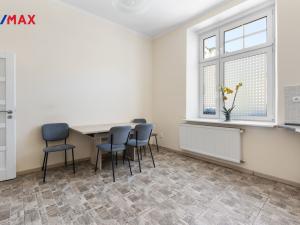 Prodej bytu 3+1, Karlovy Vary - Drahovice, nám. V. Řezáče, 80 m2