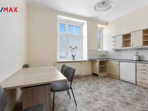 Prodej bytu 3+1, Karlovy Vary - Drahovice, nám. V. Řezáče, 80 m2