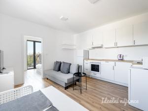 Pronájem bytu 2+kk, Praha - Kyje, Za černým mostem, 42 m2