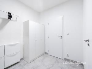 Pronájem bytu 2+kk, Praha - Kyje, Za černým mostem, 42 m2