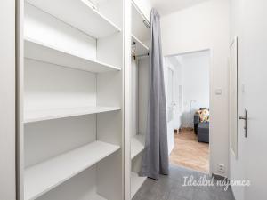 Pronájem bytu 2+kk, Praha, U kombinátu, 46 m2