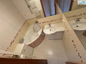 Pronájem bytu 2+kk, Praha - Holešovice, Osadní, 77 m2