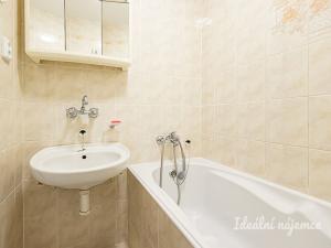 Pronájem bytu 2+1, Praha - Záběhlice, Jasmínová, 53 m2