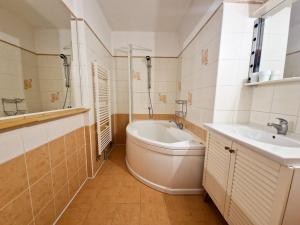 Prodej bytu 2+1, Trutnov - Dolní Předměstí, Kpt. Jaroše, 75 m2