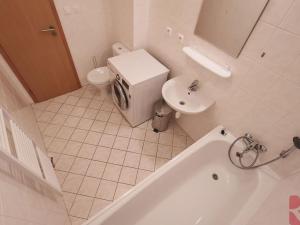 Pronájem bytu 1+kk, Praha - Horní Měcholupy, Boloňská, 39 m2
