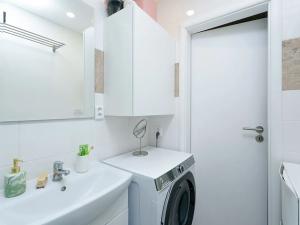 Prodej bytu 2+kk, Praha - Kobylisy, Frýdlantská, 45 m2