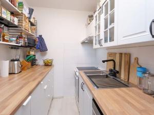 Prodej bytu 2+kk, Praha - Kobylisy, Frýdlantská, 45 m2