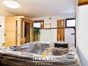 Prodej rodinného domu, Vroutek, Pod Hájem, 241 m2