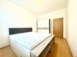 Pronájem bytu 3+1, Otrokovice, nám. 3. května, 80 m2