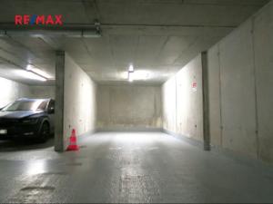 Pronájem garážového stání, Praha - Smíchov, Randova, 20 m2