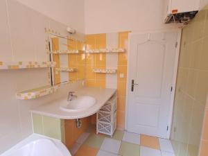 Prodej bytu 2+1, Karlovy Vary, Stará Kysibelská, 67 m2
