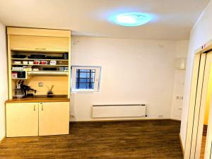 Prodej bytu 2+kk, Praha, Na hutích, 23 m2