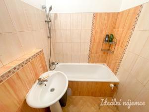 Pronájem bytu 2+1, Milovice - Boží Dar, Krátká, 47 m2