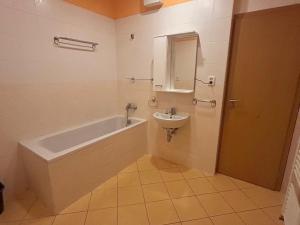 Pronájem bytu 2+kk, Praha - Hloubětín, Slévačská, 55 m2