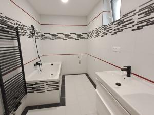 Prodej bytu 3+kk, Karlovy Vary, U Trati, 86 m2