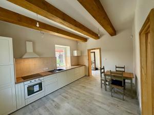 Pronájem vícegeneračního domu, Stará Huť, Karla Dvořáka, 300 m2