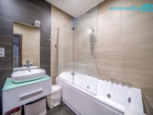 Prodej bytu 2+kk, Karlovy Vary, Mattoniho nábřeží, 62 m2