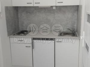 Pronájem bytu 2+kk, Pardubice - Polabiny, Valčíkova, 31 m2