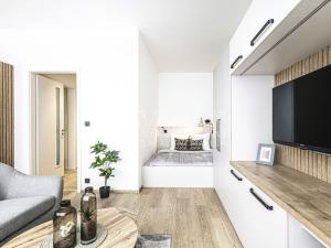 Pronájem bytu 1+kk, Praha, Pobřežní, 35 m2