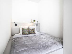 Pronájem bytu 1+kk, Praha, Pobřežní, 35 m2