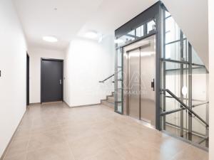 Pronájem bytu 1+kk, Praha, Pobřežní, 35 m2
