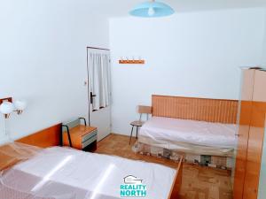 Prodej bytu 2+1, Hostinné, Sídliště, 45 m2