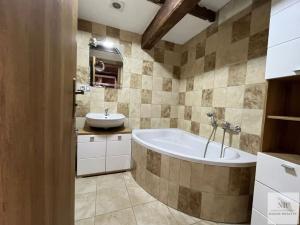 Pronájem bytu 2+kk, Karlovy Vary, Závodu míru, 68 m2
