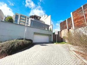 Pronájem garážového stání, Praha - Hlubočepy, Chlupáčova, 40 m2