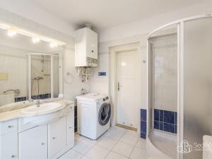 Prodej bytu 4+1, Karlovy Vary, Brožíkova, 128 m2