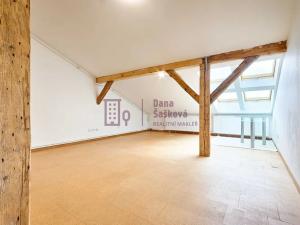 Pronájem atypického bytu, Jindřichův Hradec, nám. Míru, 50 m2