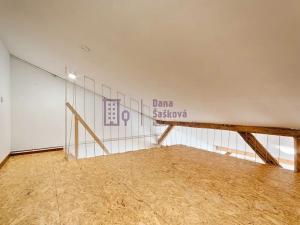 Pronájem atypického bytu, Jindřichův Hradec, nám. Míru, 50 m2