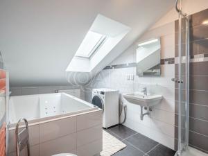 Pronájem bytu 1+kk, Praha, Biskupcova, 53 m2