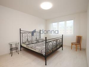 Pronájem bytu 2+1, Praha, Přesličková, 56 m2