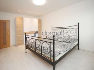 Pronájem bytu 2+1, Praha, Přesličková, 56 m2