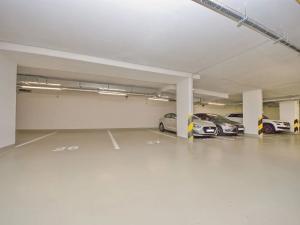 Pronájem garážového stání, Praha - Třebonice, K metru, 13 m2