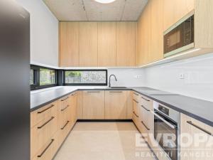 Pronájem rodinného domu, Praha, 241 m2
