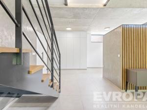 Pronájem rodinného domu, Praha, 241 m2